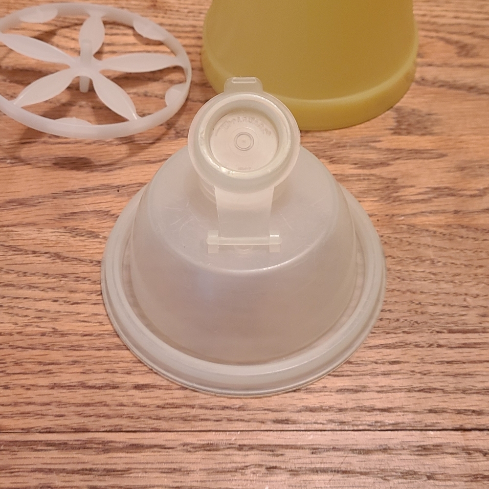 Tupperware Yellow Quick Shake Shaker - Picture 5 of 9